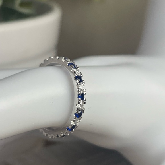 1 CARAT SAPPHIRE Eternity ring ! Silver .925. Size6 Blue & White - Picture 2 of 6